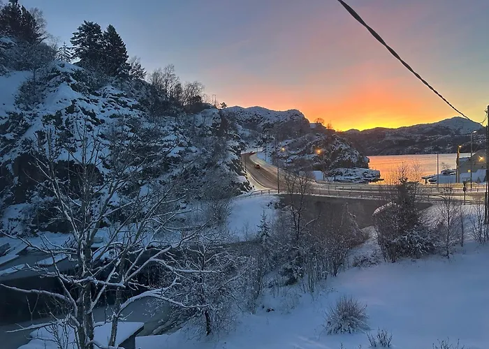Aurora Caravan Near Bergen * Strusshamn